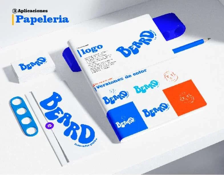 Mockup de papelería con la identidad Beard