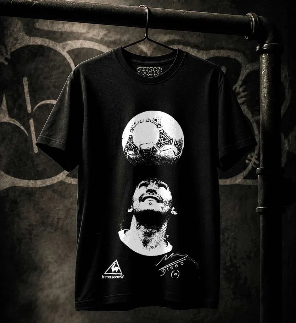 Camiseta negra estampada colgada sobre un tubo