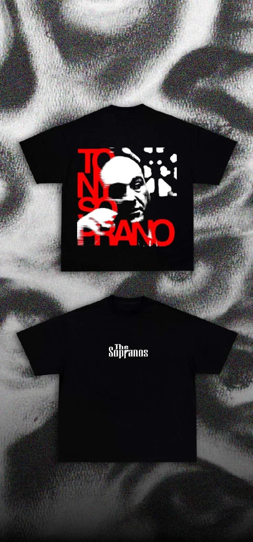 Camiseta negra con estampado rojo y blanco sobre fondo de textura